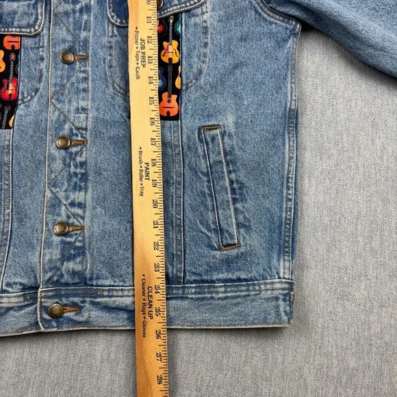 Wrangler Denim Jacket Mens Medium Blue‎ Rugged Wear Trucker Guitar Print Western